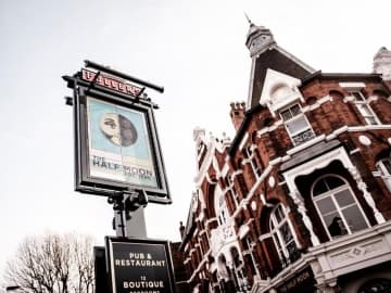 Half Moon - Pub Hotel in London, London Region